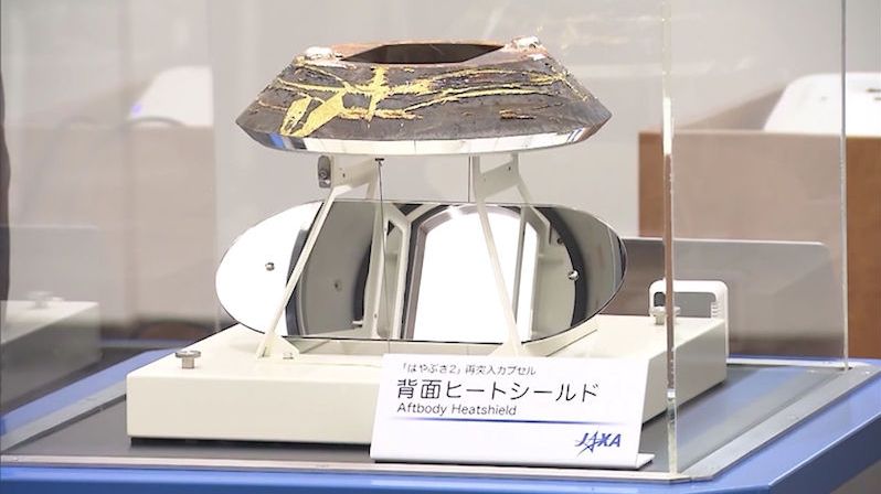 Kapsli sondy Hajabusa, která na Zemi dopravila vzorky z planetky, vystavili v muzeu